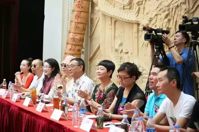 7 首屆國際茶仙子大賽評委席，大賽是由北京天下摩根國際文化有限公司和上海市茶葉行業(yè)協(xié)會以及上海羽羽影視有限公司聯(lián)合舉辦的“首屆中國國際茶仙子大賽啟動儀式海選賽”，于2016年8月10日在中國時尚之都上海隆重舉行（從左往右第3位是王羽校長）